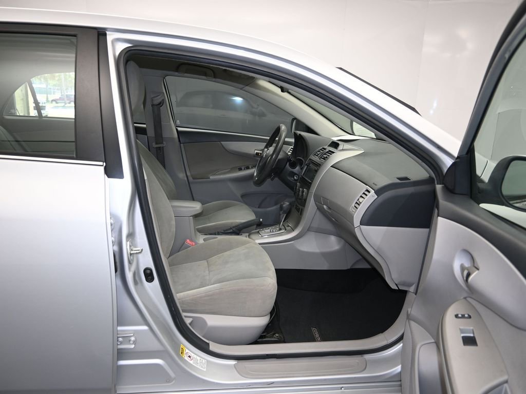 Used 2013 Toyota Corolla LE FWD image 24
