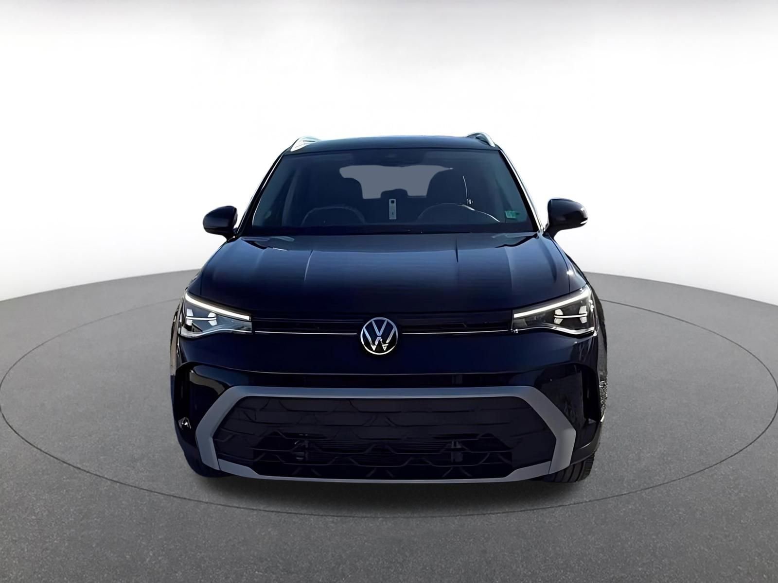 Used 2025 Volkswagen Taos SE image 4