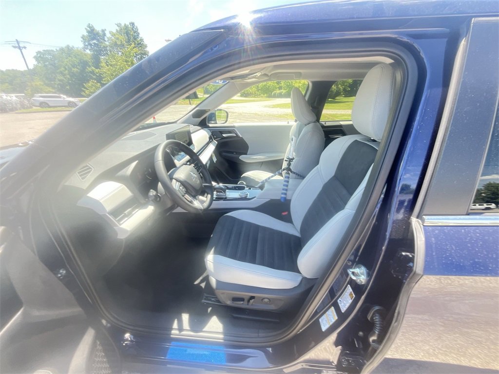 New 2025 Mitsubishi Outlander SE image 11