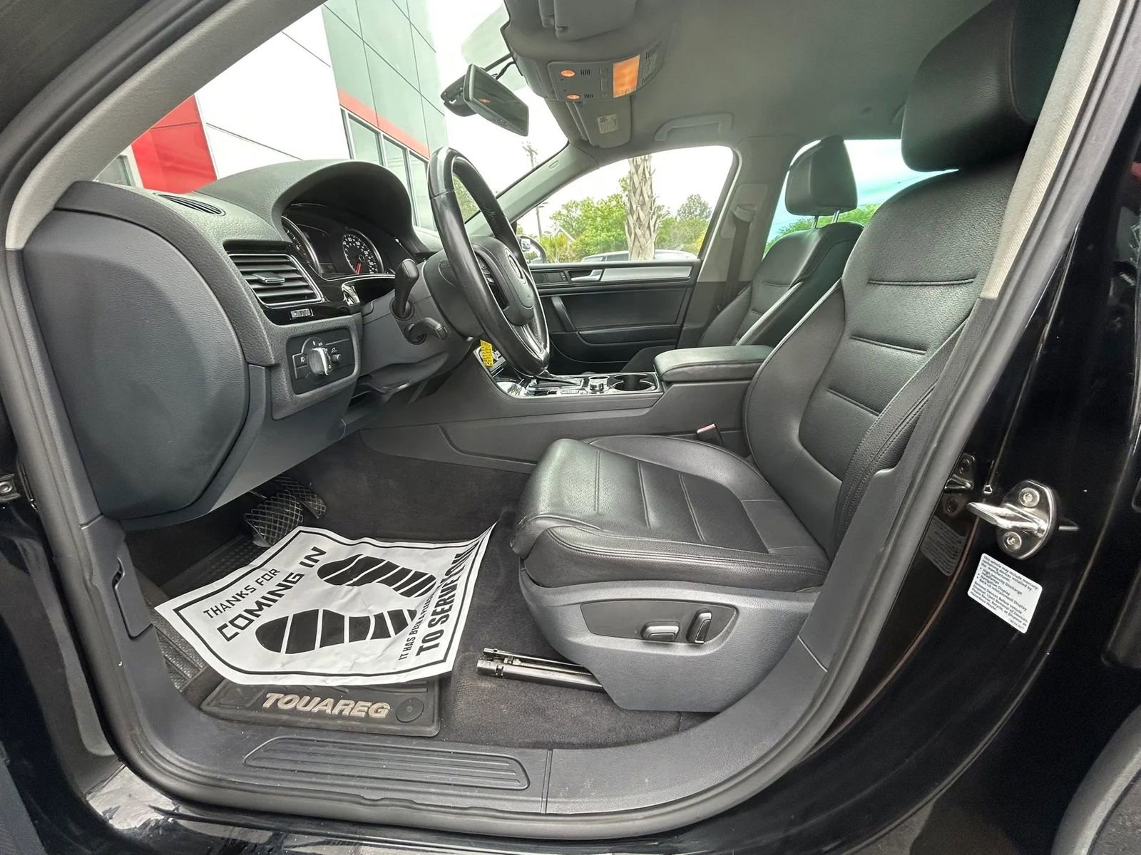 Used 2011 Volkswagen Touareg Sport image 9