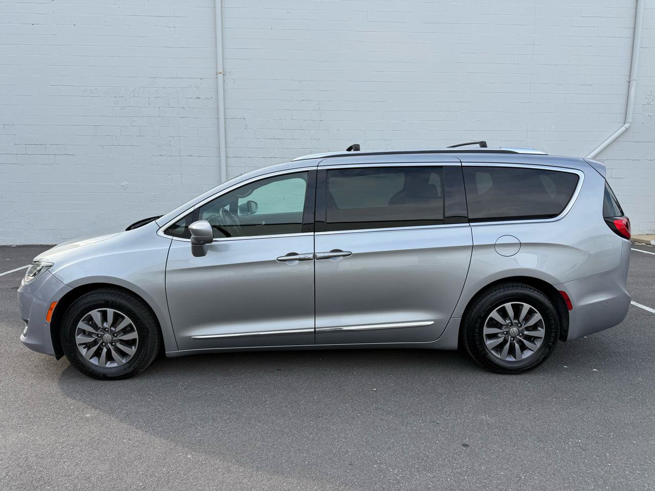 Used 2019 Chrysler Pacifica Touring-L FWD image 9