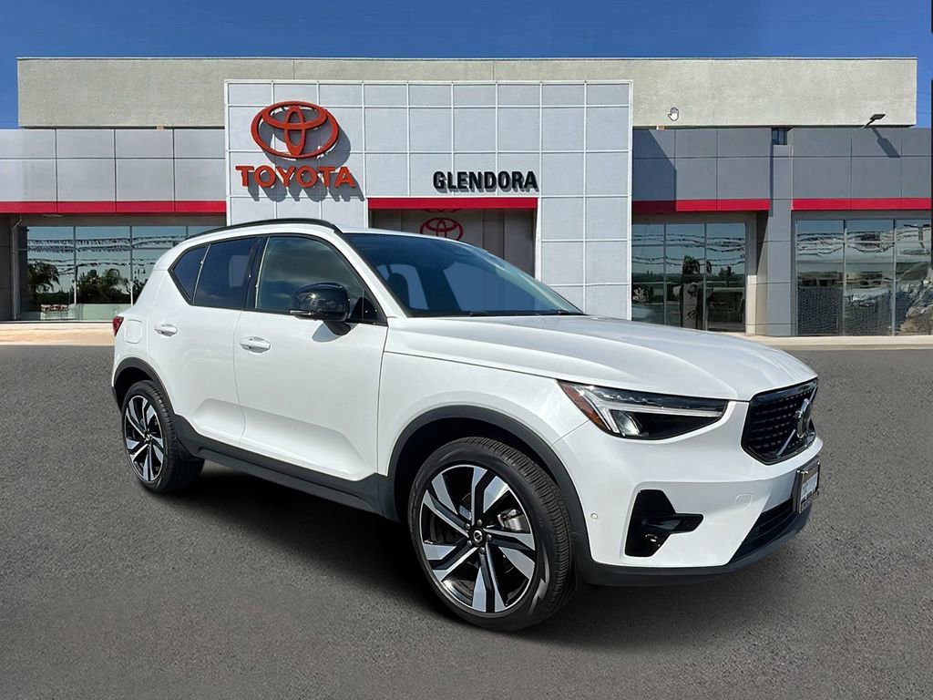 Used 2025 Volvo XC40 B5 Plus image 1