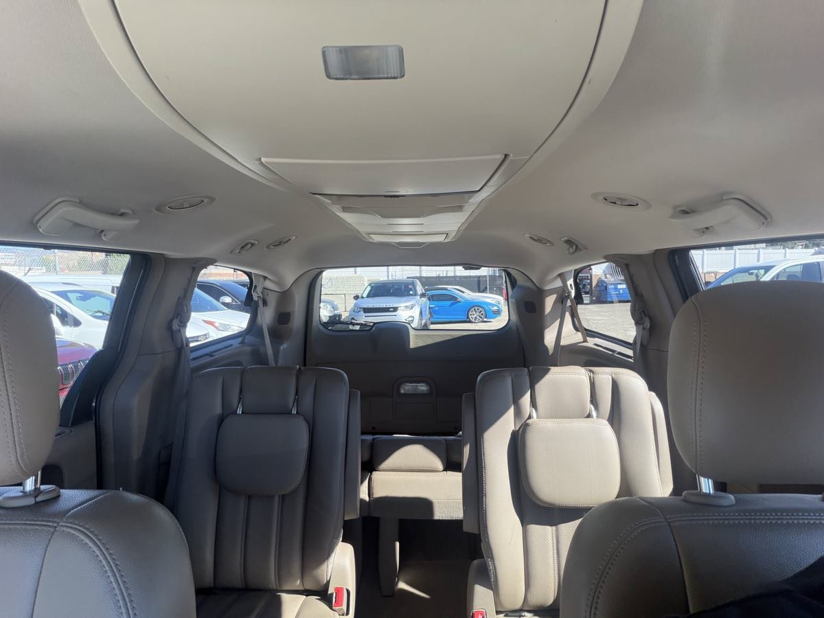 Used 2013 Chrysler Town & Country Touring-L w/ Driver Convenience Group FWD image 26