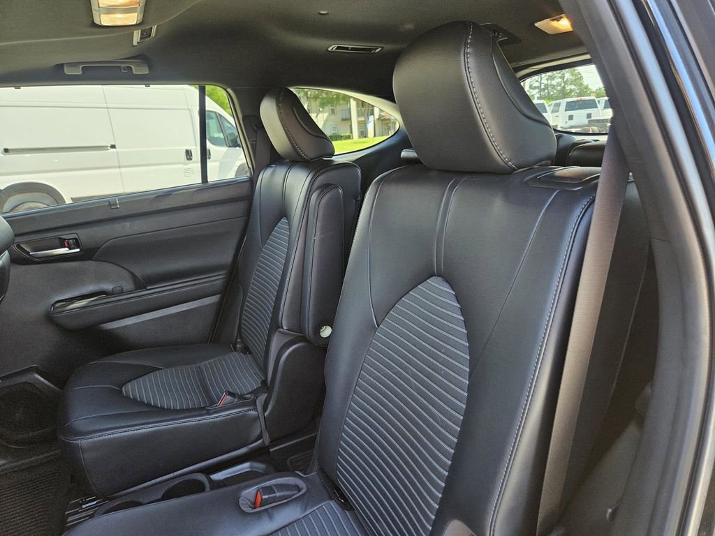 Used 2023 Toyota Highlander XSE FWD image 30