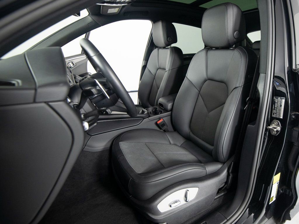 Certified 2025 Porsche Macan image 5