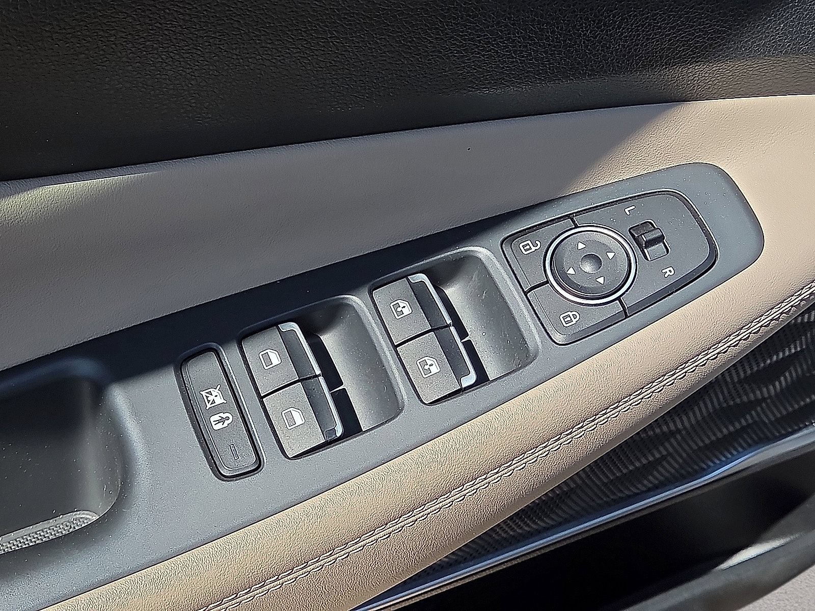 Used 2019 Hyundai Santa Fe Limited FWD image 21