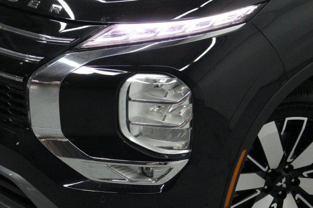 New 2026 Mitsubishi Outlander SE FWD image 2