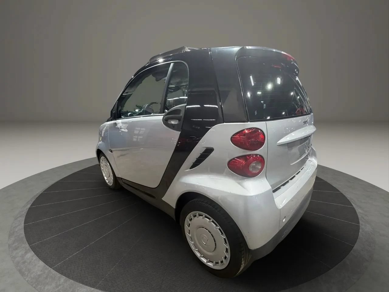 Used 2015 smart fortwo pure RWD image 7