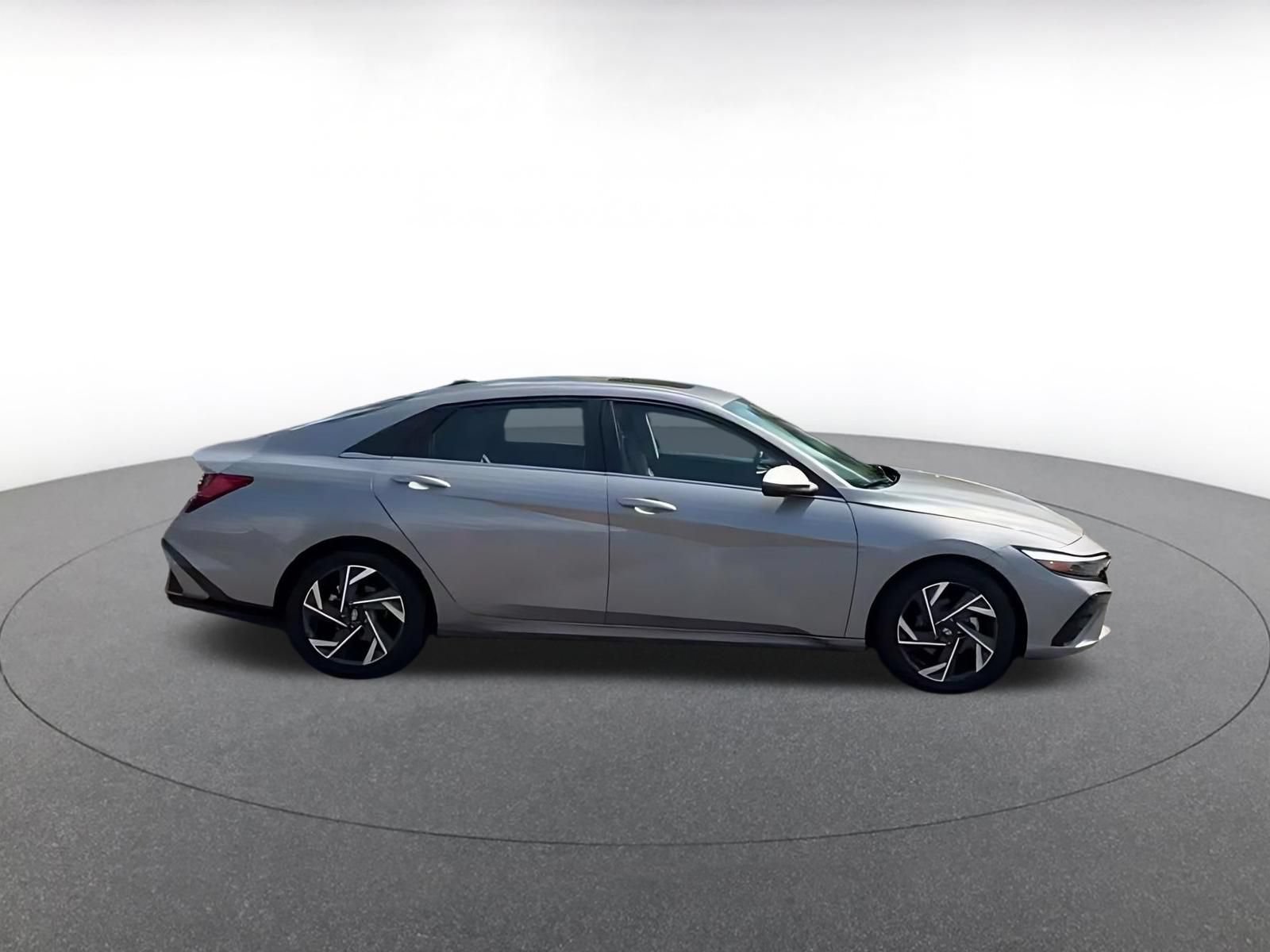 Used 2025 Hyundai Elantra Limited FWD image 11