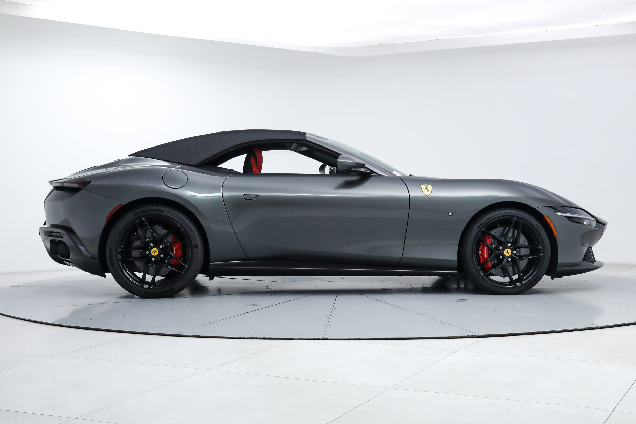 Certified 2025 Ferrari Roma Spider RWD image 10