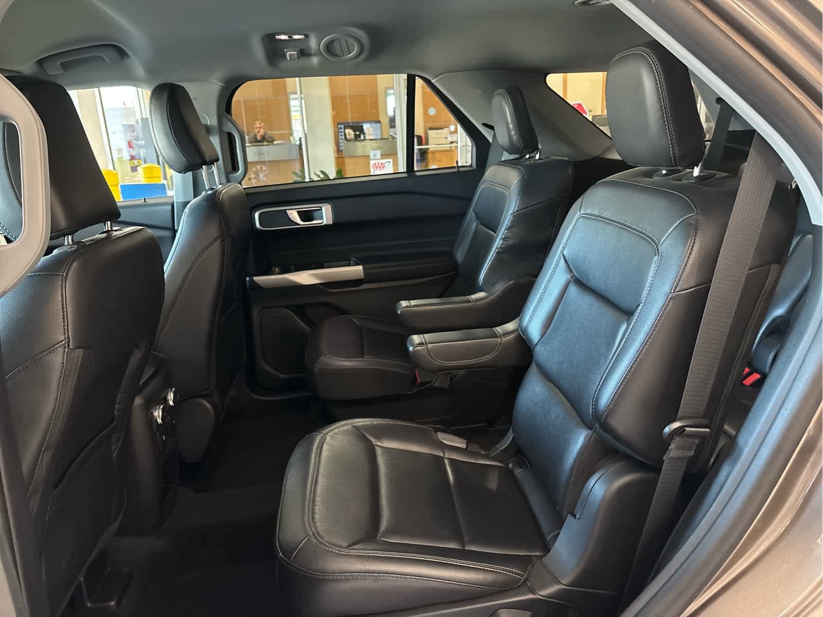 Used 2021 Ford Explorer XLT w/ Equipment Group 202A AWD/4WD image 32