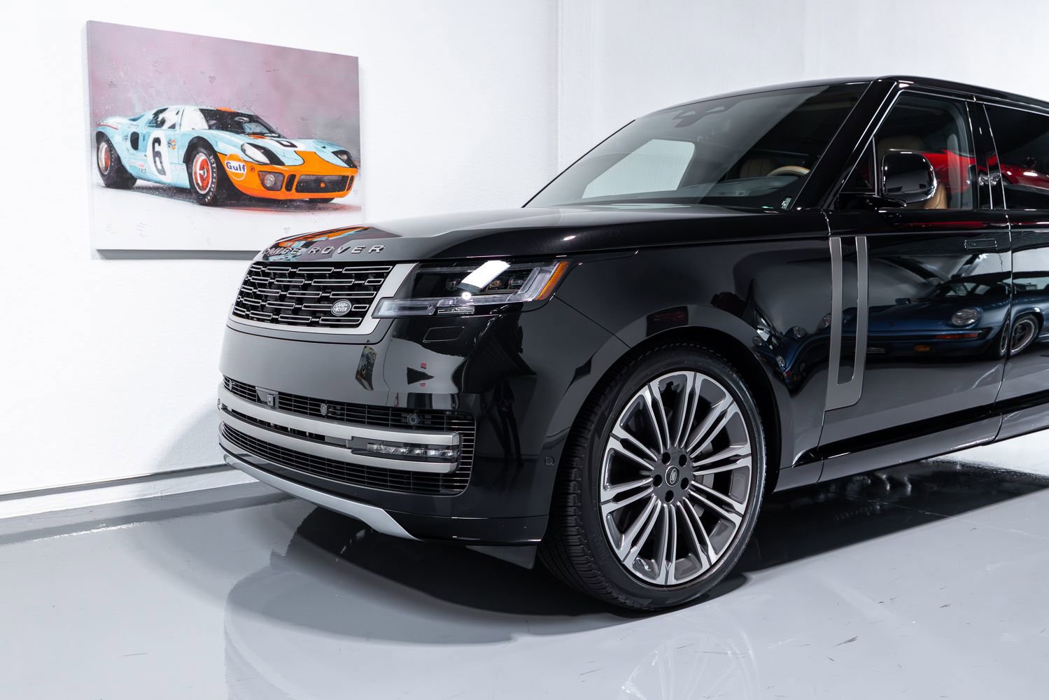 Used 2024 Land Rover Range Rover Long Wheelbase SE image 2