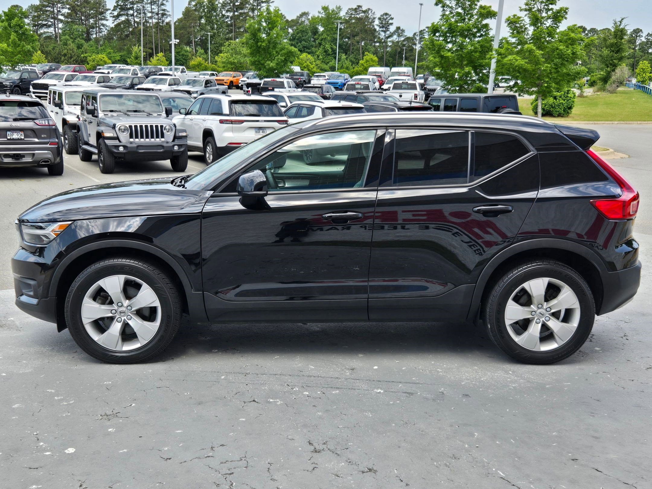 Used 2022 Volvo XC40 T5 Momentum AWD/4WD image 4