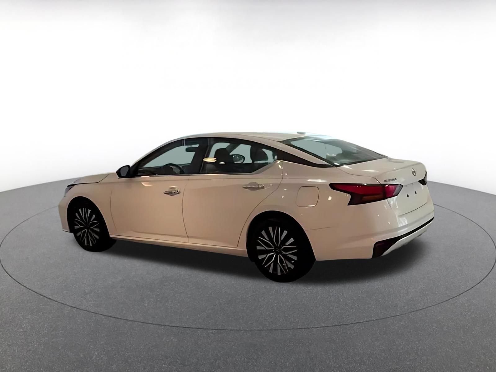 Used 2025 Nissan Altima 2.5 SV FWD image 13