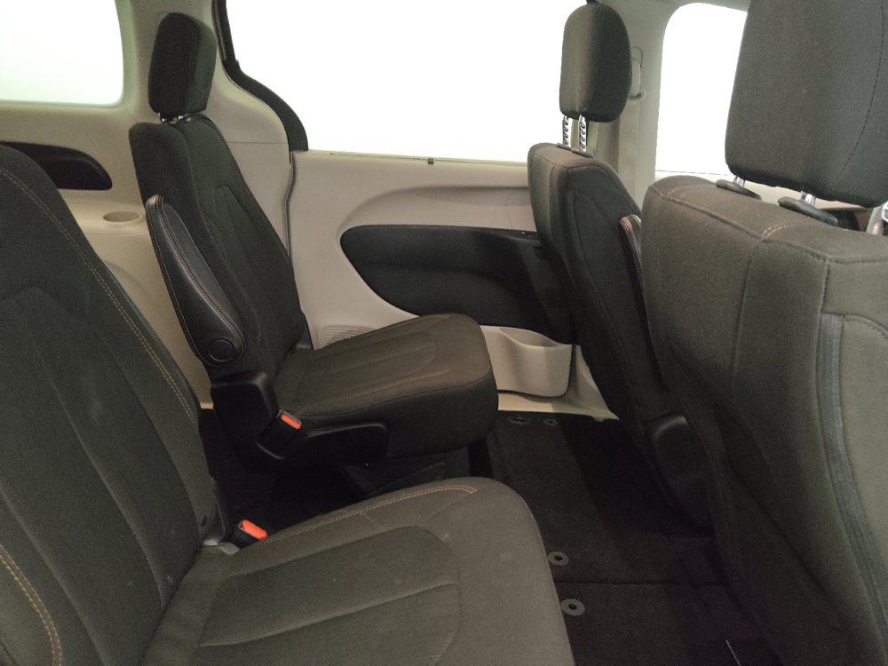 Used 2018 Chrysler Pacifica Touring Plus FWD image 19