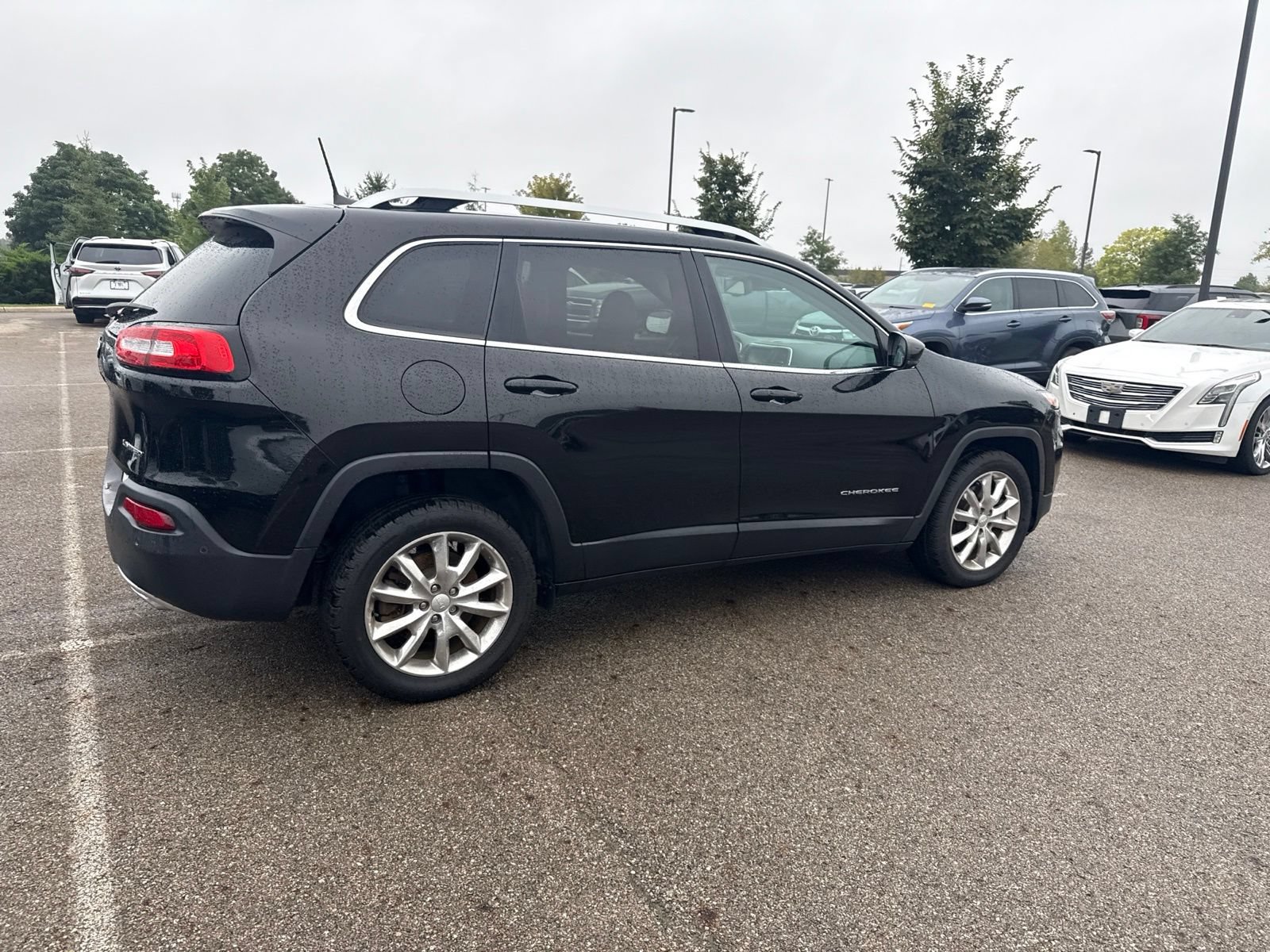 Used 2017 Jeep Cherokee Limited w/ Luxury Group FWD image 5
