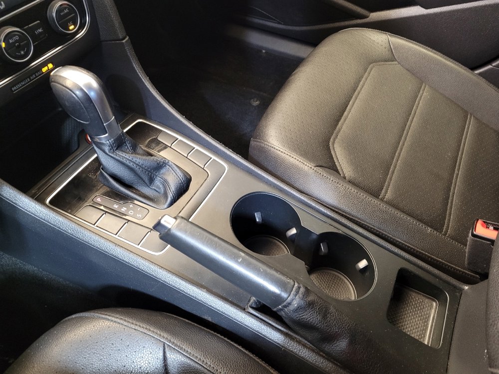 Used 2018 Volkswagen Passat 2.0T R-Line w/ R-Line Lighting Package image 26