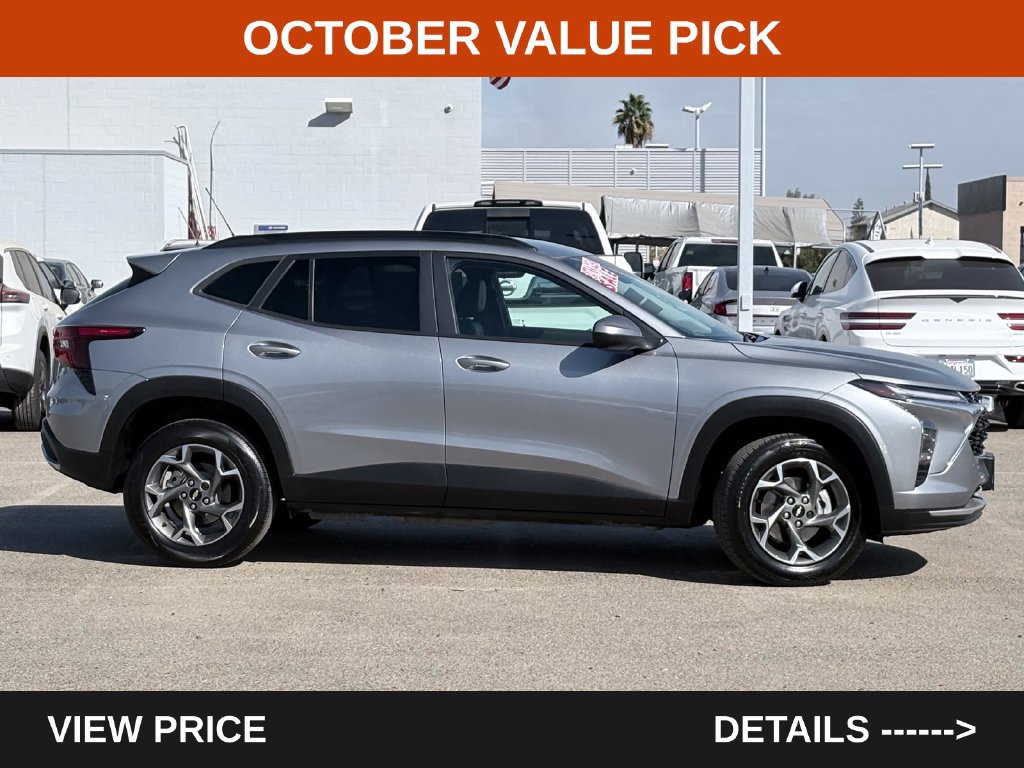 Used 2025 Chevrolet Trax LT FWD image 4