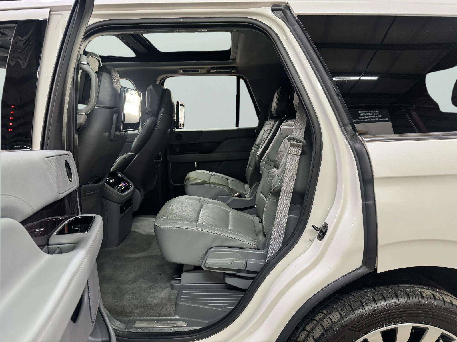 Used 2018 Lincoln Navigator Reserve w/ Technology Package AWD/4WD image 27