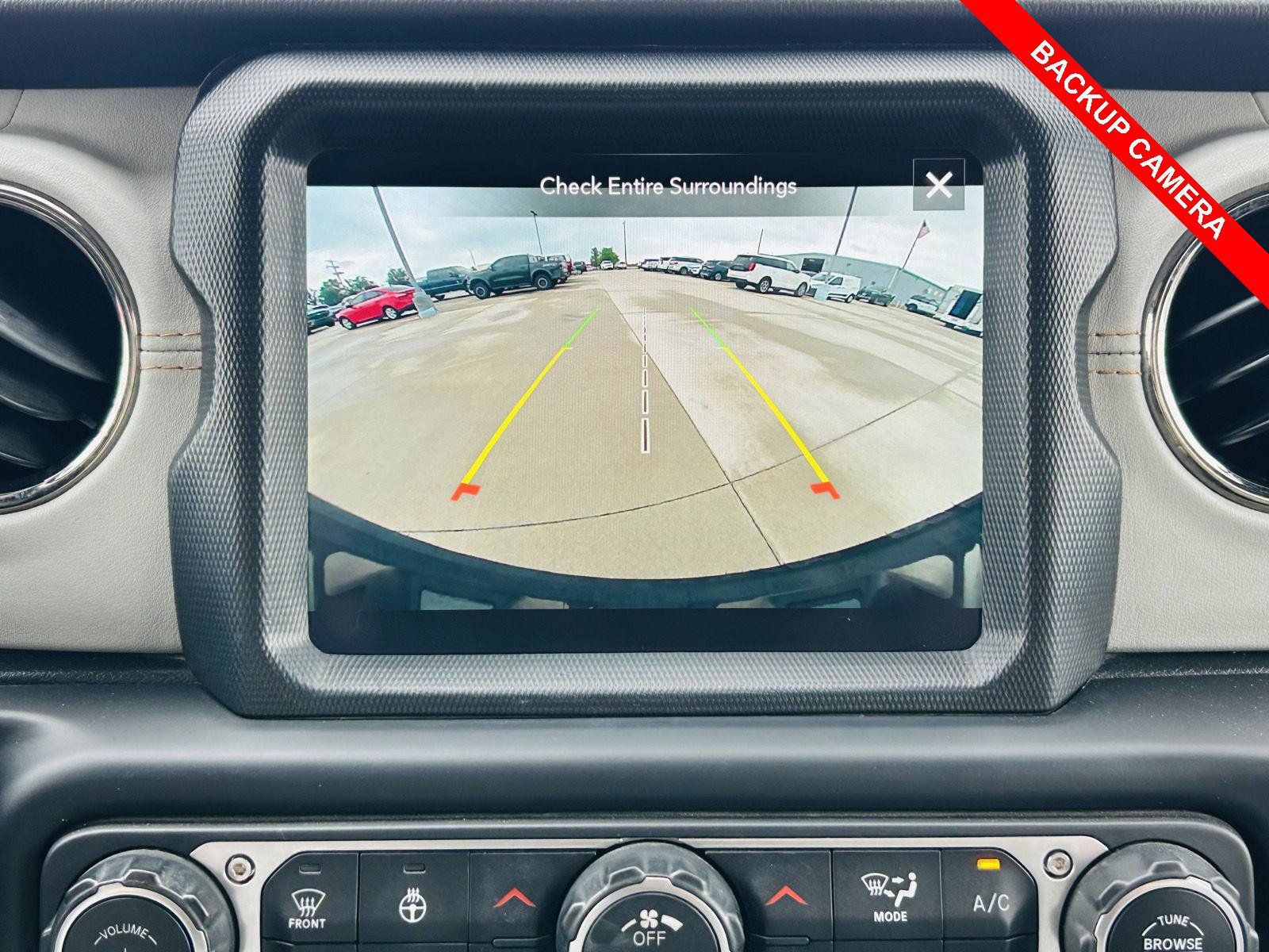 Used 2021 Jeep Wrangler Unlimited Sahara AWD/4WD image 9