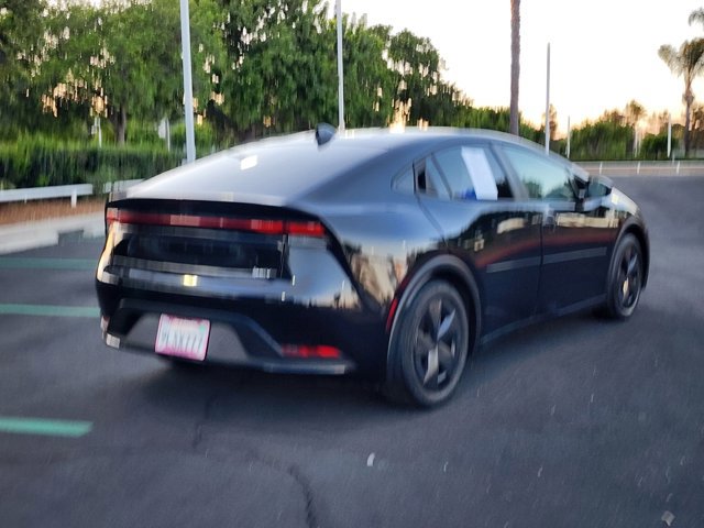 Used 2024 Toyota Prius LE FWD image 5