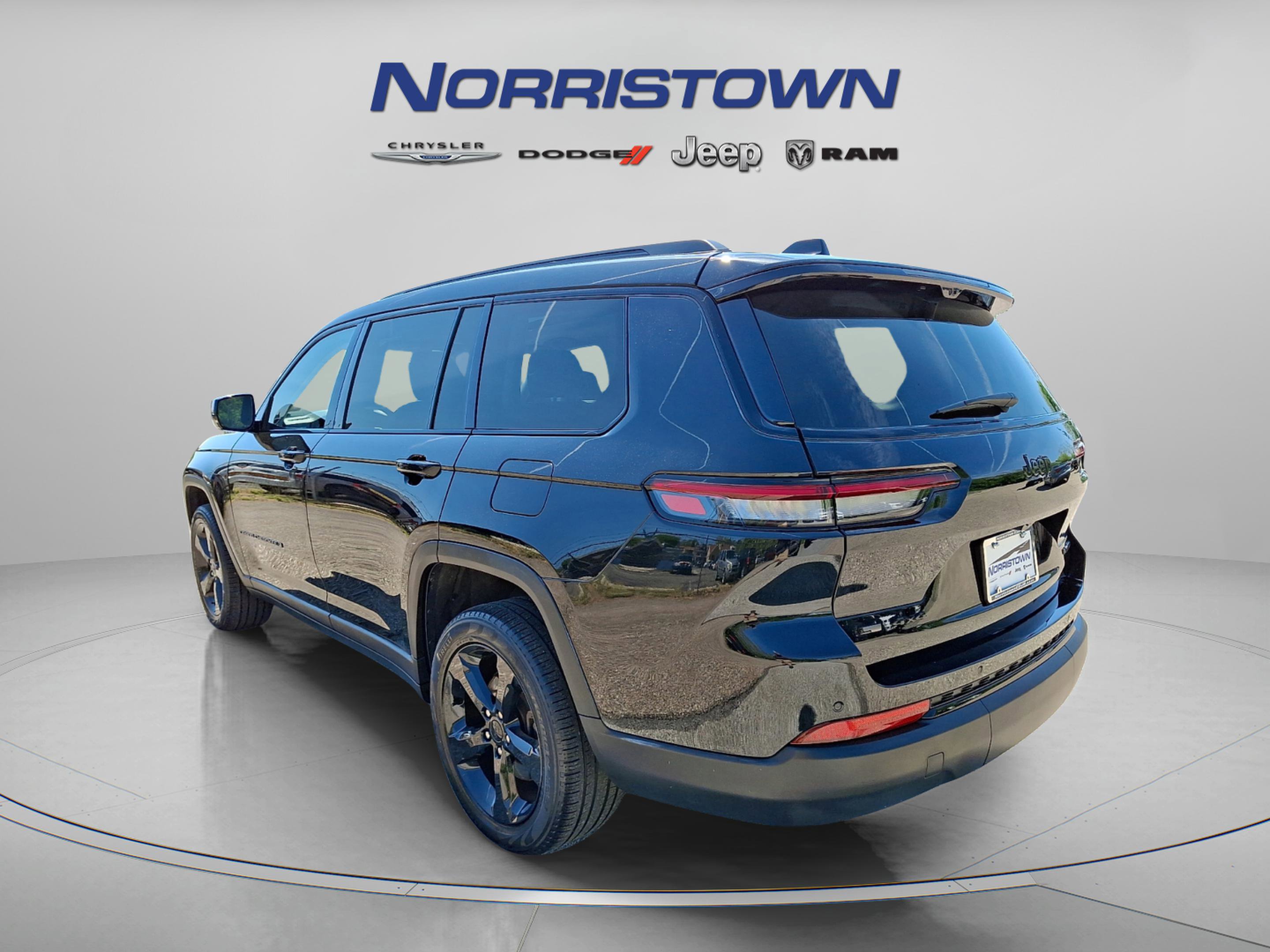 Certified 2023 Jeep Grand Cherokee L Limited w/ Luxury Tech Group II AWD/4WD image 4