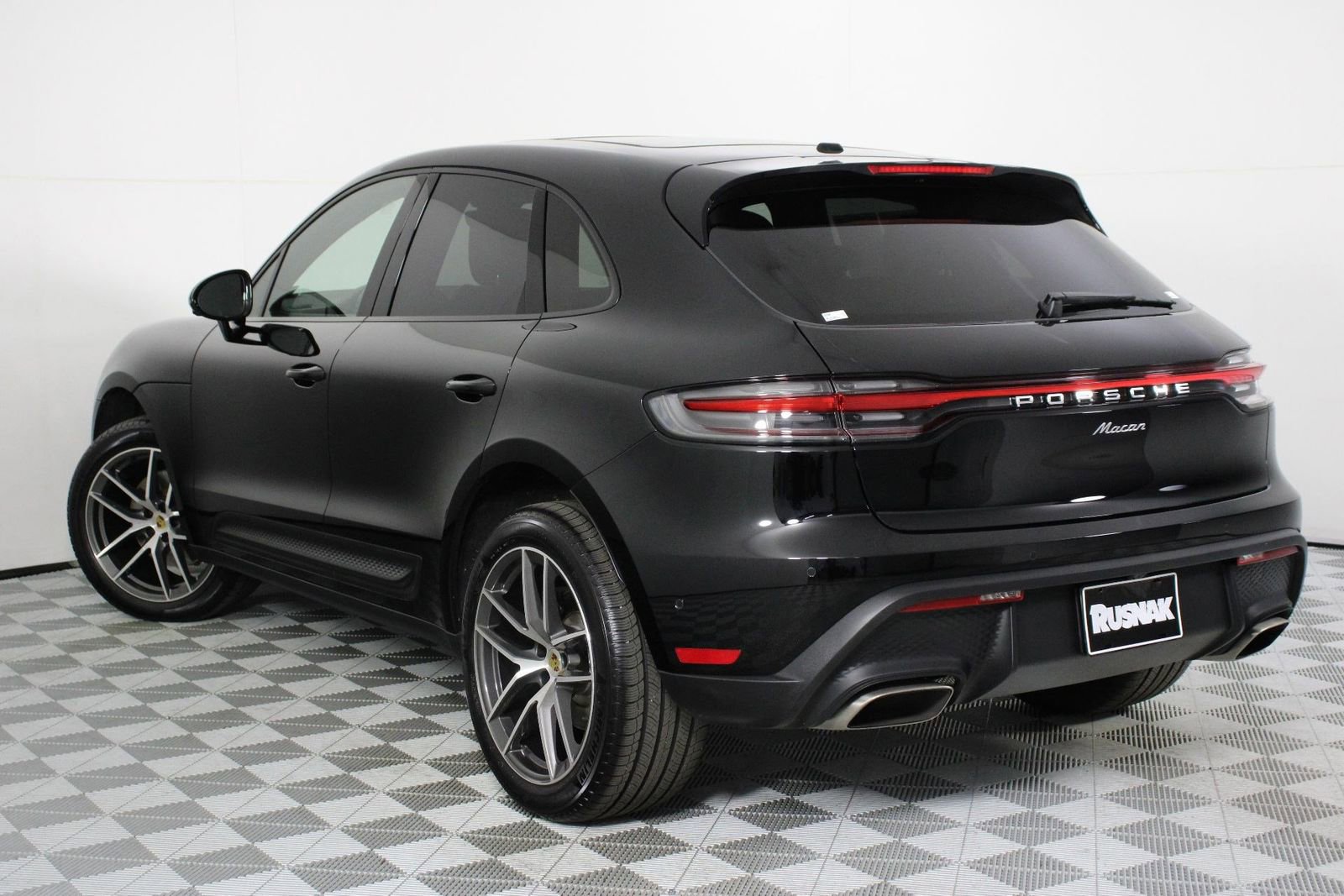Certified 2025 Porsche Macan image 3