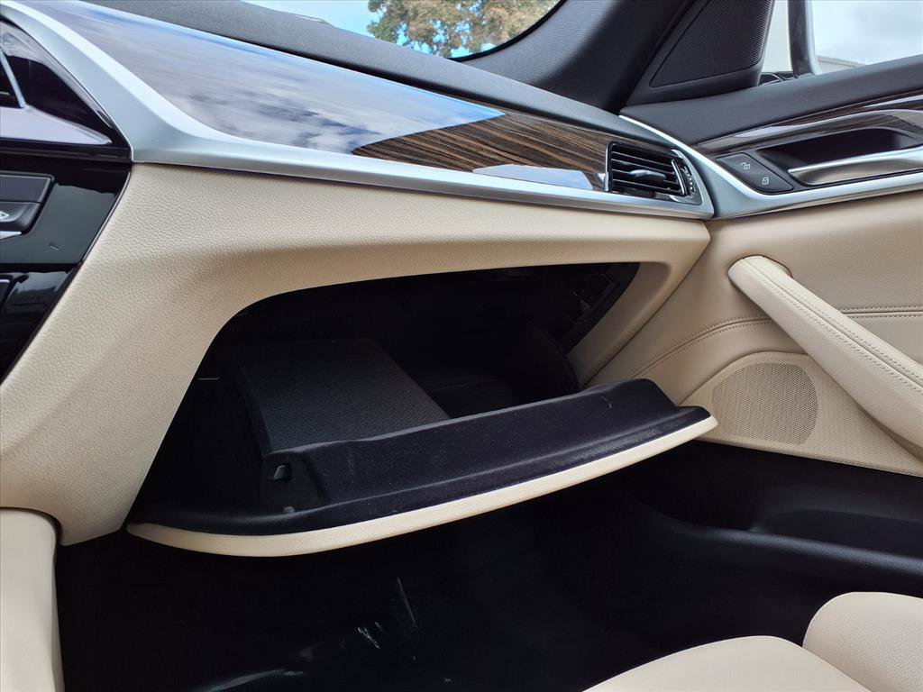 Used 2020 BMW 530e w/ Premium Package image 31