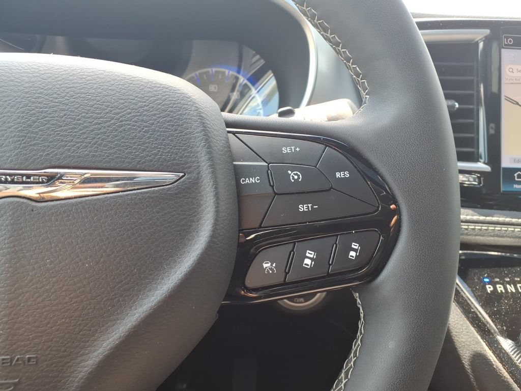Used 2025 Chrysler Pacifica Limited FWD image 16