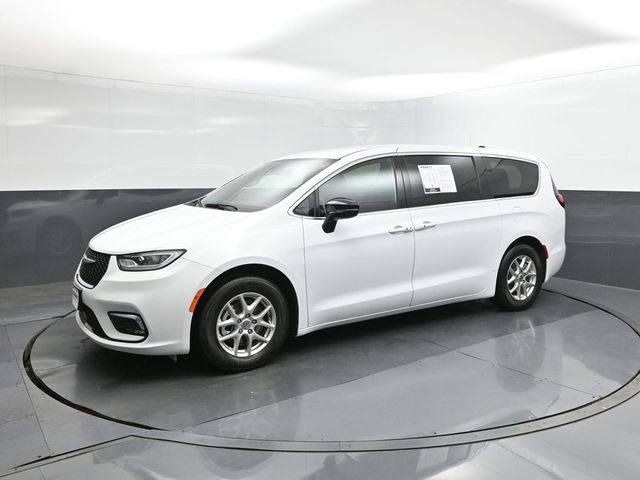 Used 2025 Chrysler Pacifica Select FWD image 30