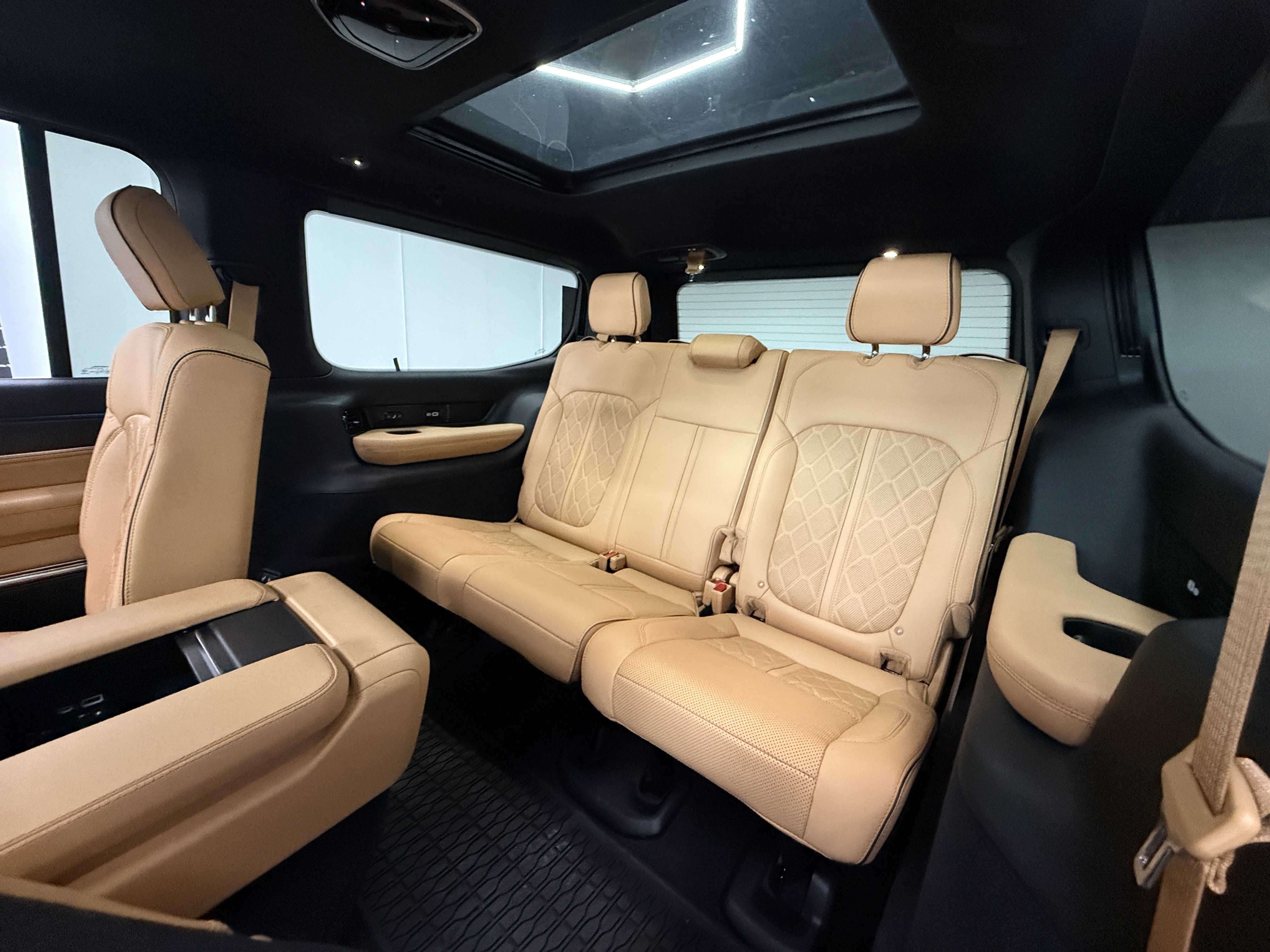 Used 2024 Jeep Grand Wagoneer Series III w/ Rear-Seat Entertainment Group AWD/4WD image 31