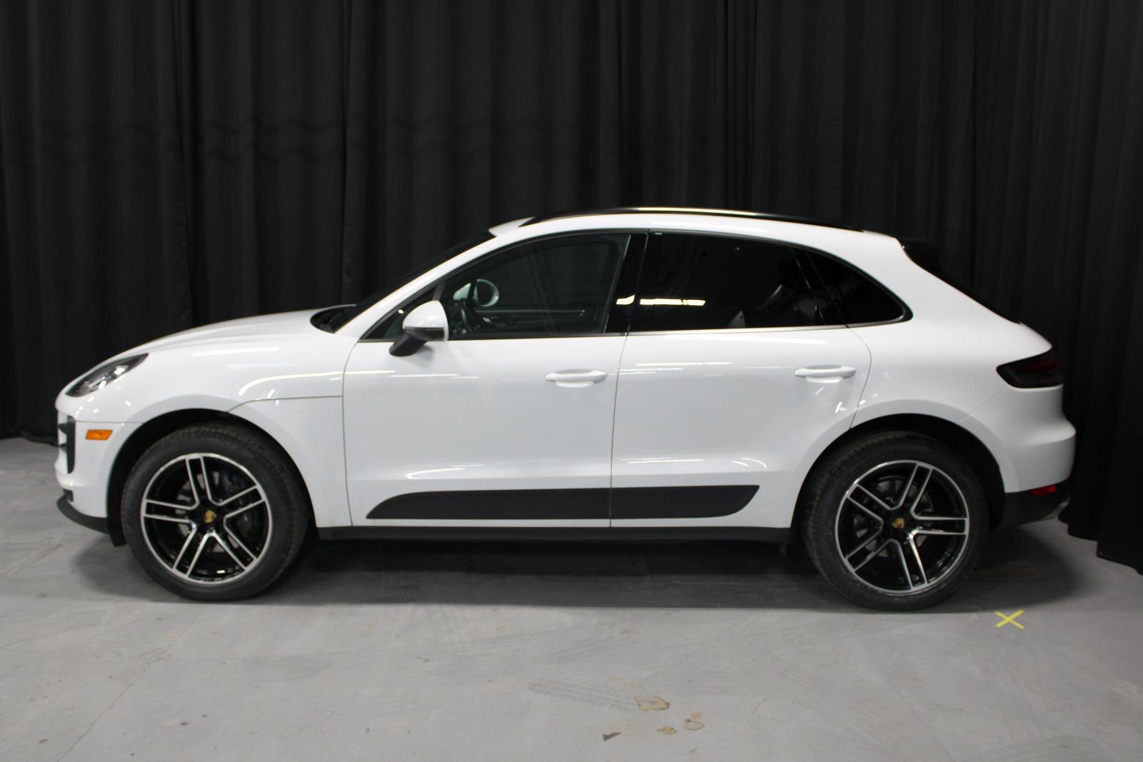 Certified 2021 Porsche Macan image 2