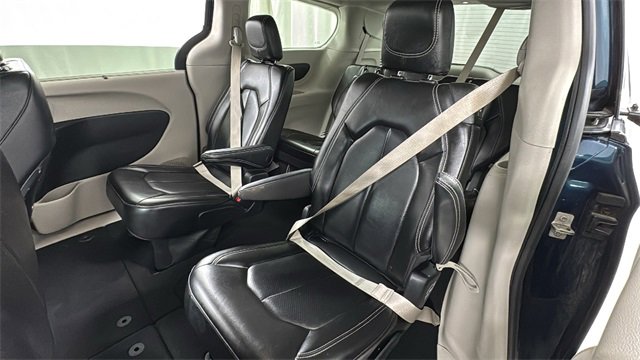 Used 2023 Chrysler Pacifica Touring-L image 12