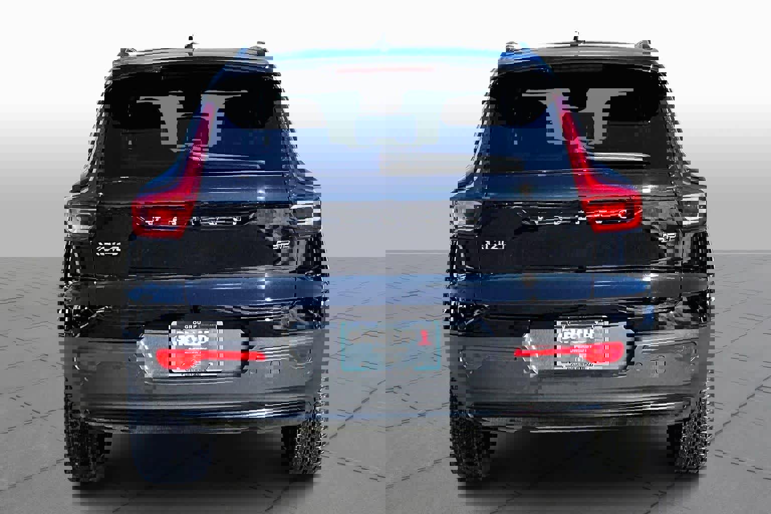 Used 2023 Volvo XC40 B5 Plus w/ Driver Assist Package image 5