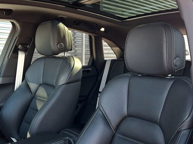 Certified 2025 Porsche Macan AWD/4WD image 5
