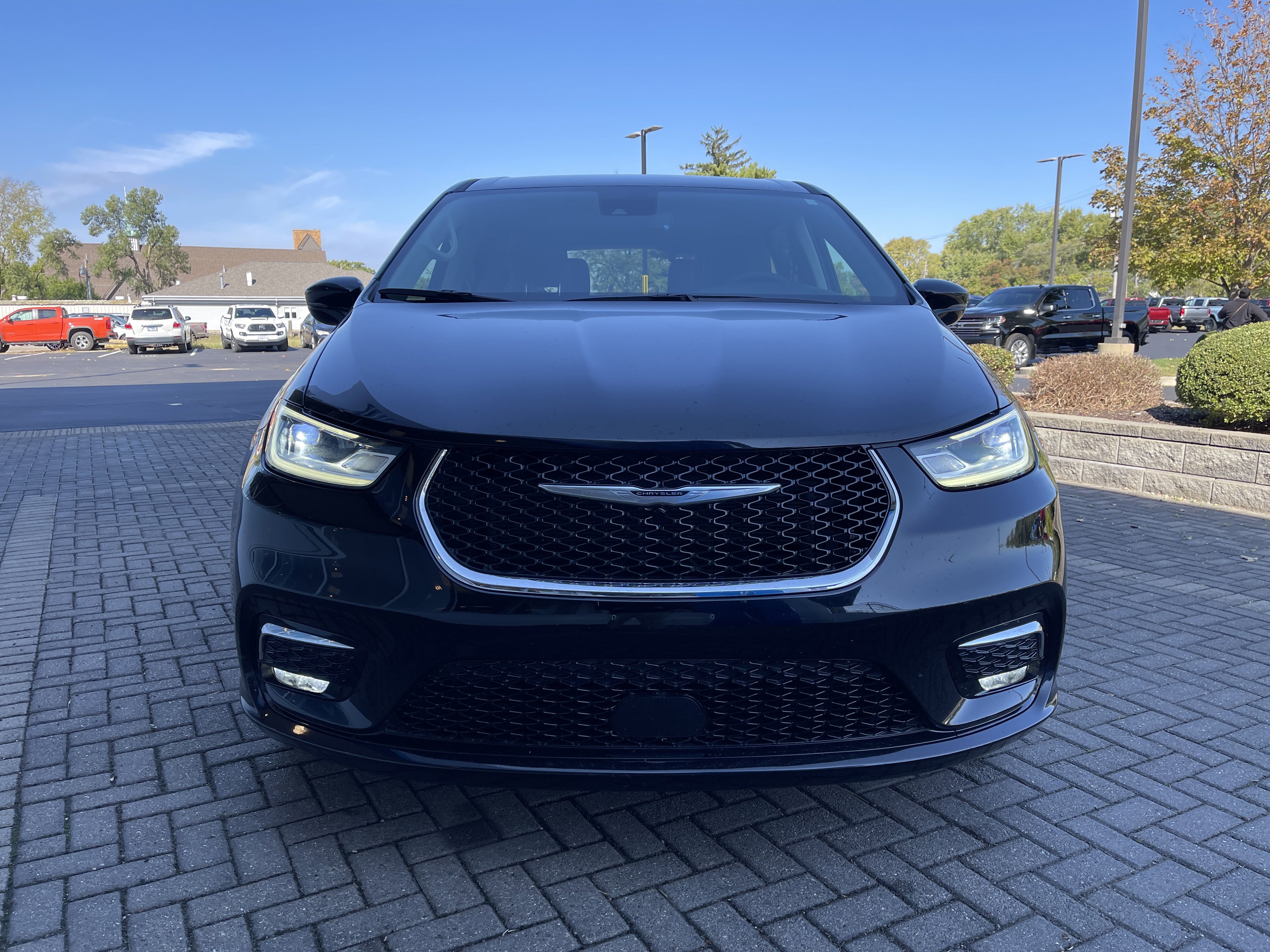 Used 2024 Chrysler Pacifica Touring-L image 9