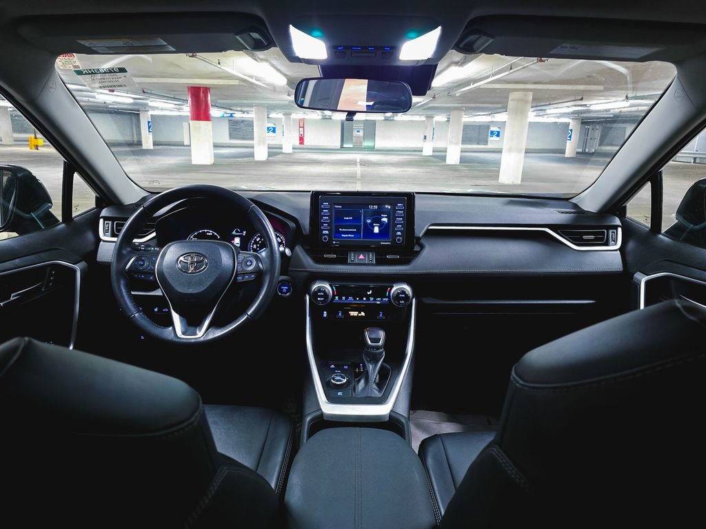 Used 2022 Toyota RAV4 XLE Premium image 3