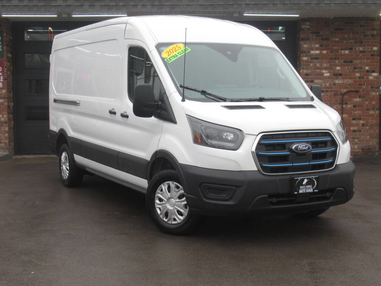 Used 2025 Ford E-Transit 148 Medium Roof image 1