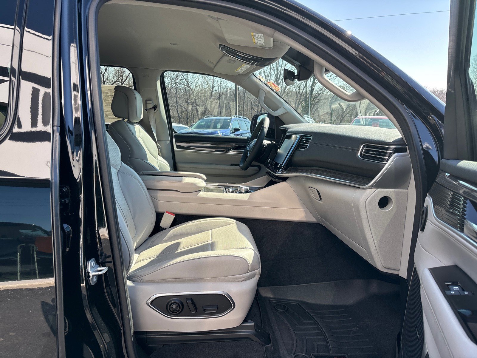 Used 2022 Jeep Wagoneer Series III w/ Flexible Seating Group image 53