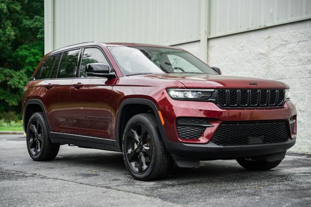 Used 2023 Jeep Grand Cherokee Altitude image 2