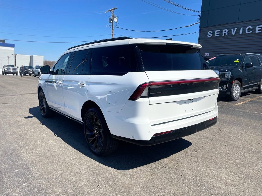 Used 2025 Lincoln Navigator Reserve w/ Jet Appearance Package image 4