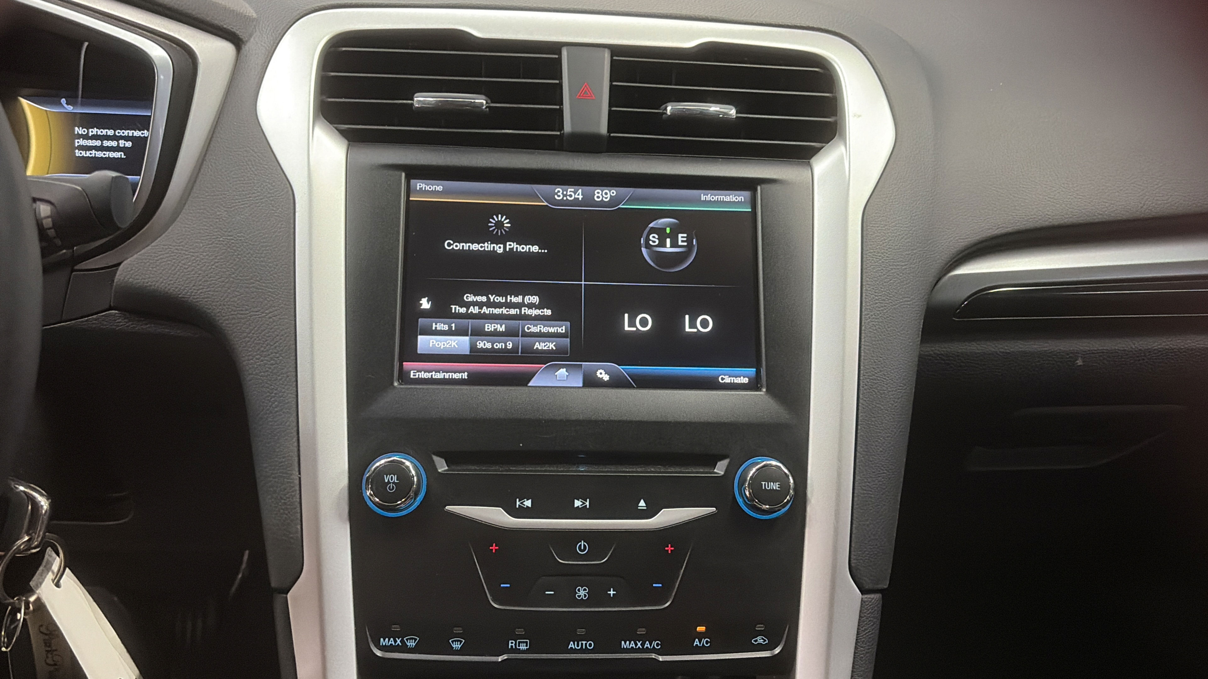 Used 2014 Ford Fusion SE FWD image 16