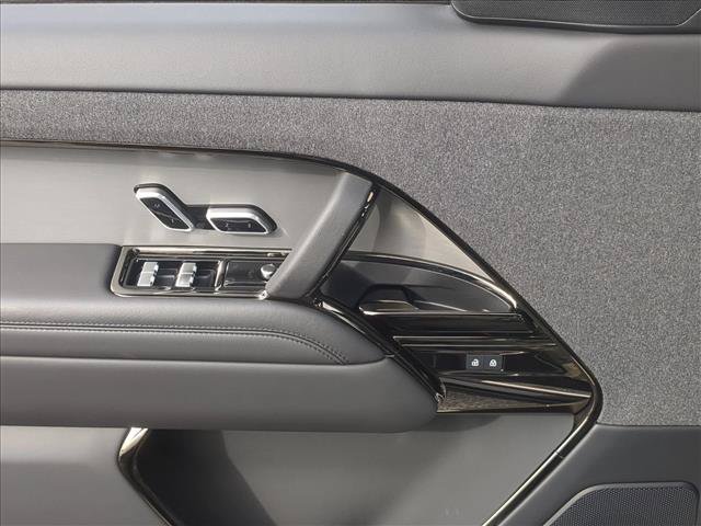 Used 2025 Land Rover Range Rover Sport SE AWD/4WD image 9