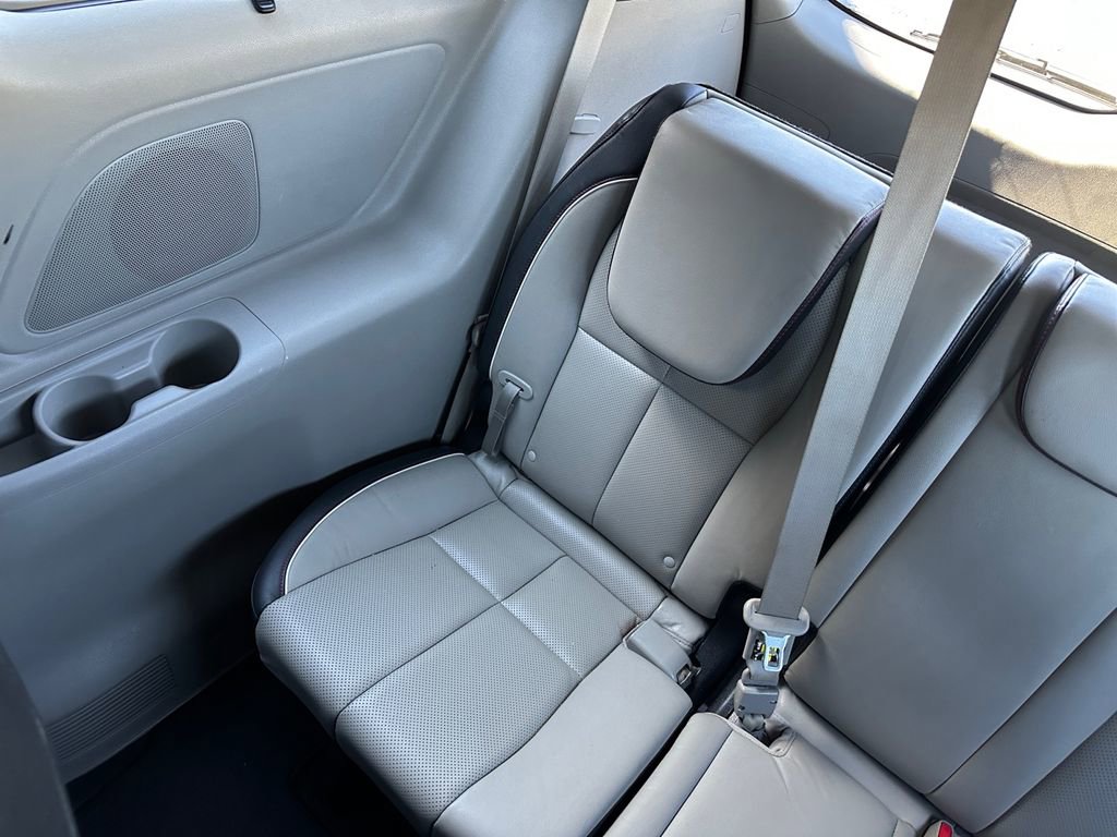 Used 2019 Kia Sedona EX image 40