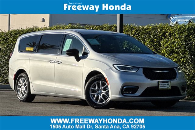 Used 2024 Chrysler Pacifica Touring-L