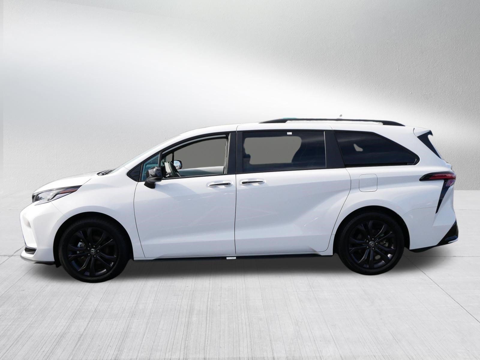 Certified 2026 Toyota Sienna XSE FWD image 4