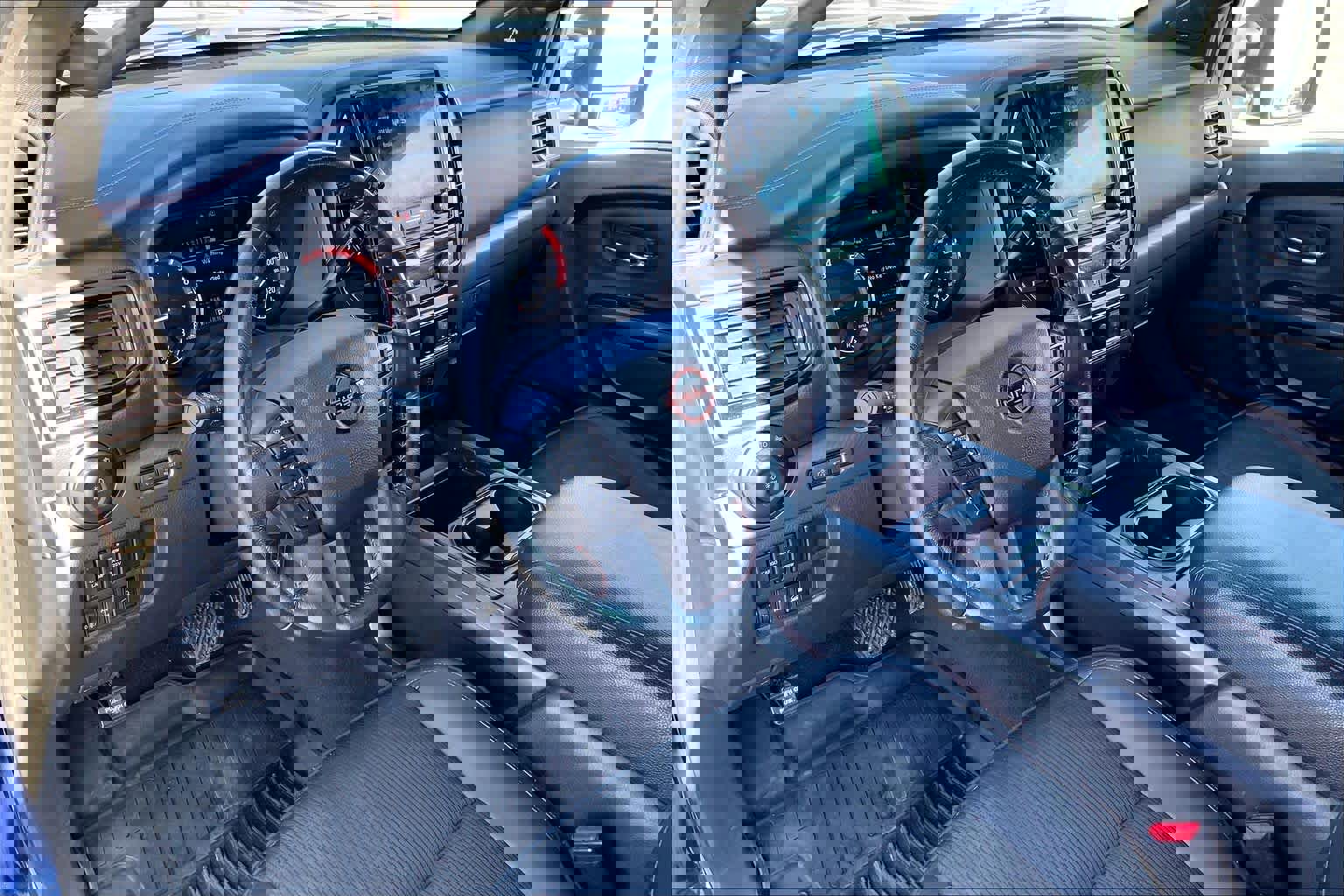 Used 2023 Nissan Titan PRO-4X image 17