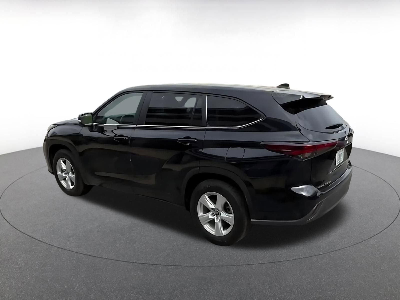 Used 2025 Toyota Highlander LE image 15