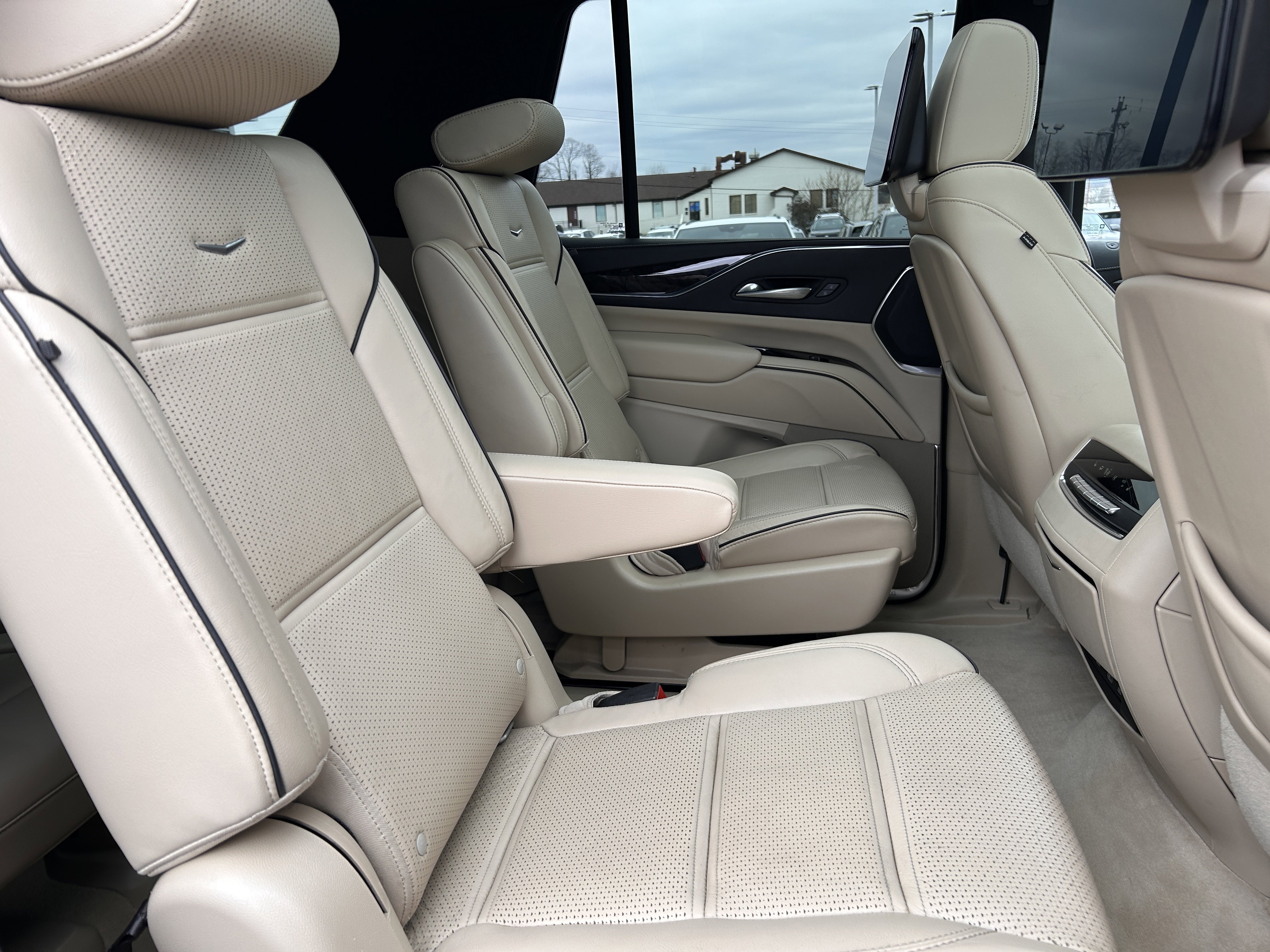 Used 2021 Cadillac Escalade Premium Luxury image 33