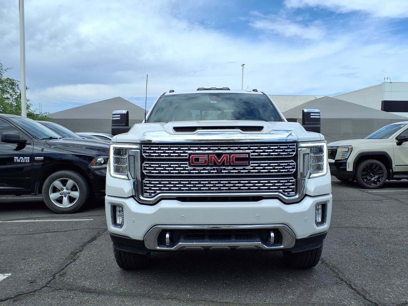 Used 2023 GMC Sierra 2500 Denali AWD/4WD image 2
